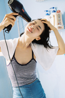 女生让男生捏自己小兔子